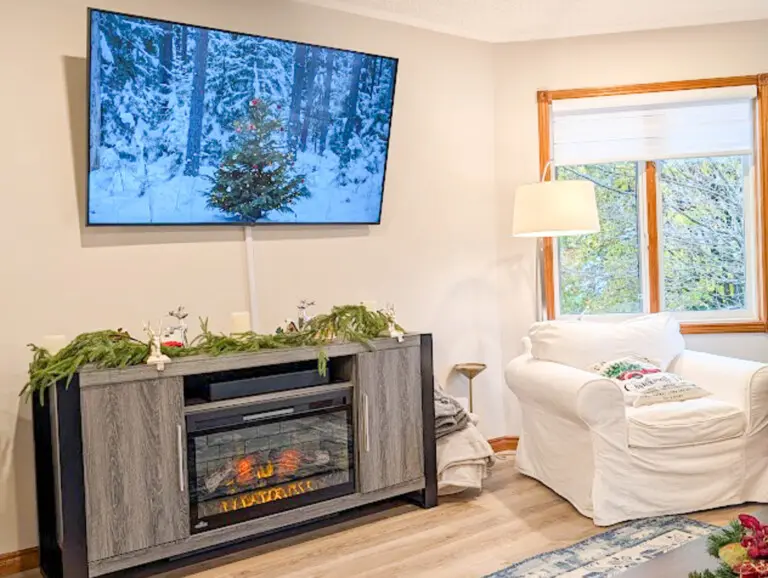 WINTER Lakeside Layover vacation rental pet friendly 3 bedroom bayfield goderich grand bend lake huron kincardine inverhuron ontario cottage rental 3