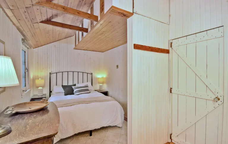 Sunset Serenity Shorehouse lakefront winter cottage rental ontario pet friendly cabin southern ontario resort christmas 13